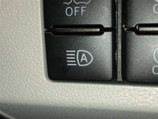 対向車のライトや先行車のテールランプなど周囲の明るさを検知して、ハイビームとロービームを自動で切り替えます。