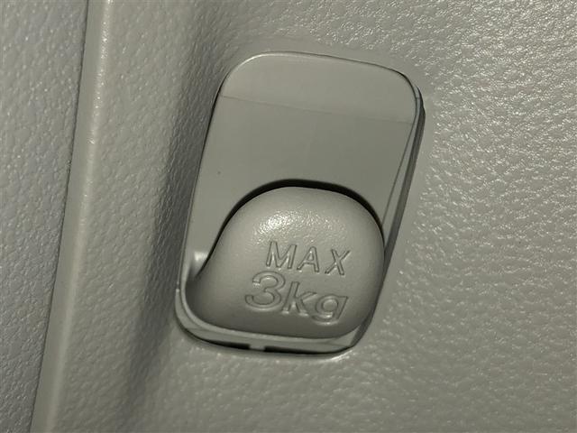 買い物袋などの手提げ部を固定することができます！