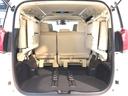 ３列目シートは跳ね上げ式で折りたたみ可能です。キャンプ用品など大きな荷物もばっちり収納可能です。