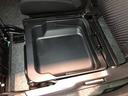 助手席アンダートレイ付き。シューズなどをしまっておけます。