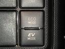 『EVモード』はモーターのみで走行しガソリンを消費しないハイブリッド車ならではの環境にも優しい走行です。