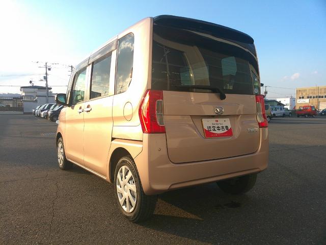 タント Ｘ　ＳＡＩＩＩ　４ＷＤ　両側スライドドア左電動　夏冬タイヤ　ダイハツ純正ナビ　バックモニター　スマートアシスト　オートエアコン　オートライト　リモコンエンジンスターター　運転席シートヒーター　アイドリングストップ（7枚目）