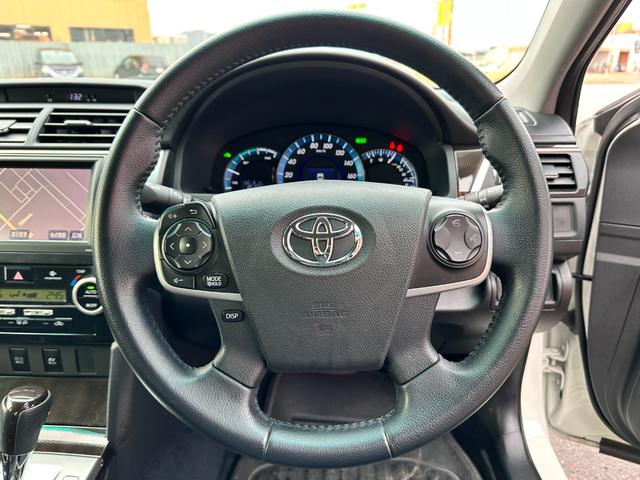 カムリ ハイブリッド Gパッケージ バックカメラ ナビ アルミホイール HID サンルーフ CVT スマートキー アイドリングストップ 電動格納ミラー 盗難防止システム パワーシート 衝突安全ボディ ABS ESC エアコン(3枚目)