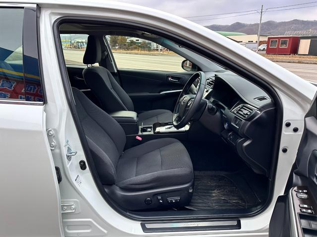 カムリ ハイブリッド Gパッケージ バックカメラ ナビ アルミホイール HID サンルーフ CVT スマートキー アイドリングストップ 電動格納ミラー 盗難防止システム パワーシート 衝突安全ボディ ABS ESC エアコン(26枚目)