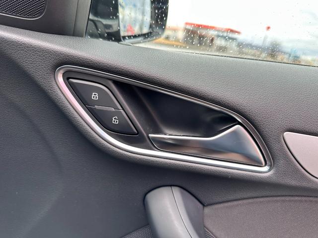 Ｑ３ ２．０ＴＦＳＩクワトロ１８０ＰＳ　４ＷＤ　バックカメラ　クリアランスソナー　ナビ　オートライト　ＨＩＤ　アルミホイール　スマートキー　アイドリングストップ　電動格納ミラー　ＡＴ　盗難防止システム　ＣＤ　ＡＢＳ　ＥＳＣ　エアコン（33枚目）