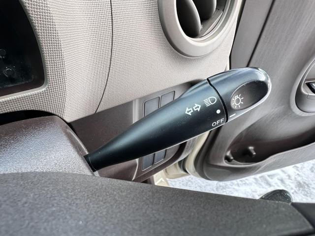 パッソ Ｘ　４ＷＤ　スマートキー　電動格納ミラー　ＣＶＴ　衝突安全ボディ　ベンチシート　ＡＢＳ　ＥＳＣ　ＣＤ　ＵＳＢ　ミュージックプレイヤー接続可　エアコン　パワーステアリング　パワーウィンドウ　運転席エアバッグ（9枚目）