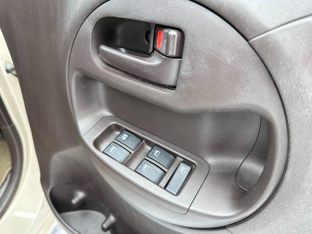 パッソ Ｘ　４ＷＤ　スマートキー　電動格納ミラー　ＣＶＴ　衝突安全ボディ　ベンチシート　ＡＢＳ　ＥＳＣ　ＣＤ　ＵＳＢ　ミュージックプレイヤー接続可　エアコン　パワーステアリング　パワーウィンドウ　運転席エアバッグ（11枚目）