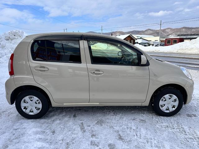 パッソ Ｘ　４ＷＤ　スマートキー　電動格納ミラー　ＣＶＴ　衝突安全ボディ　ベンチシート　ＡＢＳ　ＥＳＣ　ＣＤ　ＵＳＢ　ミュージックプレイヤー接続可　エアコン　パワーステアリング　パワーウィンドウ　運転席エアバッグ（26枚目）