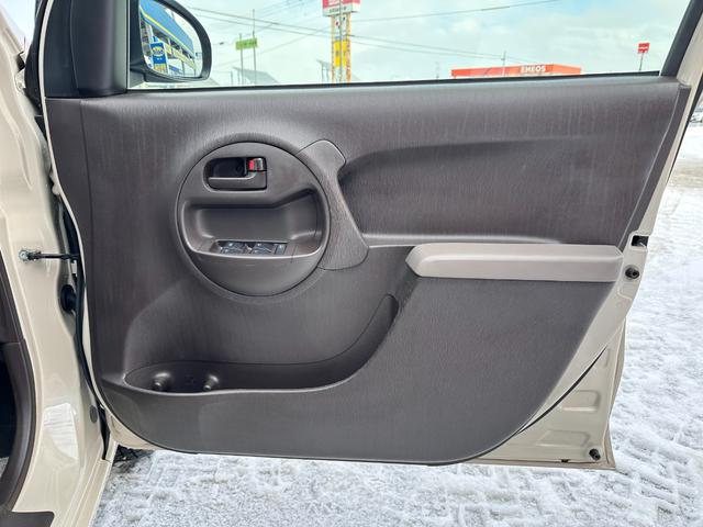 パッソ Ｘ　４ＷＤ　スマートキー　電動格納ミラー　ＣＶＴ　衝突安全ボディ　ベンチシート　ＡＢＳ　ＥＳＣ　ＣＤ　ＵＳＢ　ミュージックプレイヤー接続可　エアコン　パワーステアリング　パワーウィンドウ　運転席エアバッグ（39枚目）