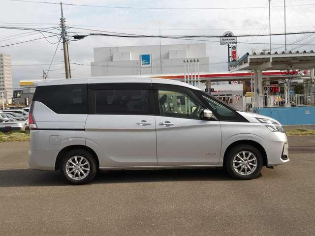 セレナ ２．０　ＸＶ　４ＷＤ　純正ナビ＆全周囲モニター（3枚目）