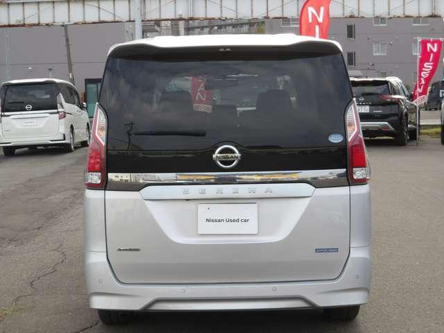 セレナ ２．０　ＸＶ　４ＷＤ　純正ナビ＆全周囲モニター（4枚目）