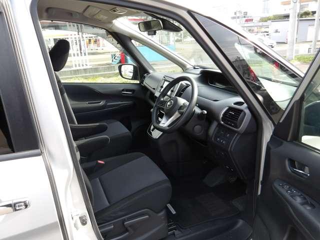 セレナ ２．０　ＸＶ　４ＷＤ　純正ナビ＆全周囲モニター（5枚目）