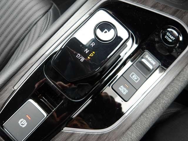 オーラ 1.2 G FOUR レザーエディション 4WD 当社試乗車アップ(14枚目)