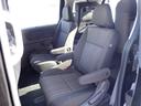 セカンドシートは独立しているのでゆったりは勿論、サードシートの異動も楽です！アームレストも付いてます♪