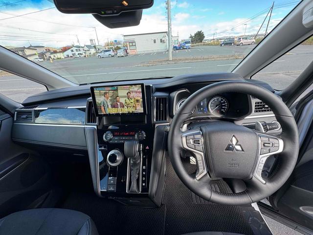 デリカＤ：５ シャモニーステップデッキ　４ＷＤ　ＥＴＣ　バックカメラ　ナビ　ＴＶ　オートクルーズコントロール　レーンアシスト　衝突被害軽減システム　両側電動スライドドア　オートライト　ＬＥＤヘッドランプ　電動リアゲート　スマートキー（9枚目）