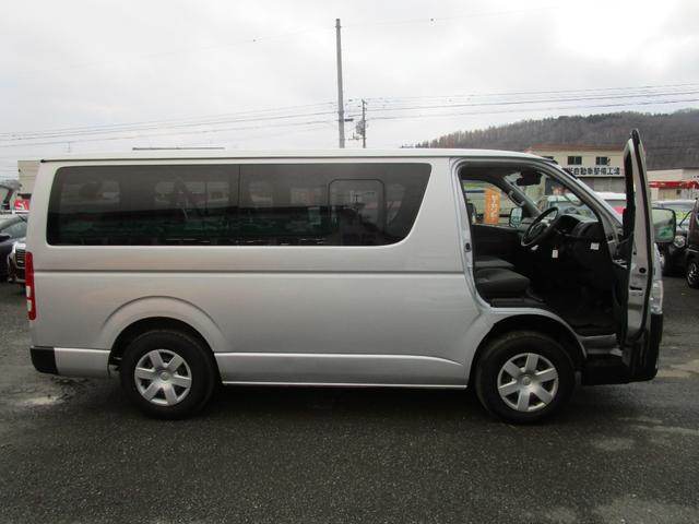 ハイエースバン ロングＤＸ　２．８Ｌディーゼルターボ　９人乗り　プリクラッシュセーフティ　ＳＤナビ＆フルセグＴＶ　ＤＶＤ＆ＣＤ　Ｂｌｕｅｔｏｏｔｈ　バックカメラ　オートライト　リヤヒーター　オートライト　キーレス（5枚目）