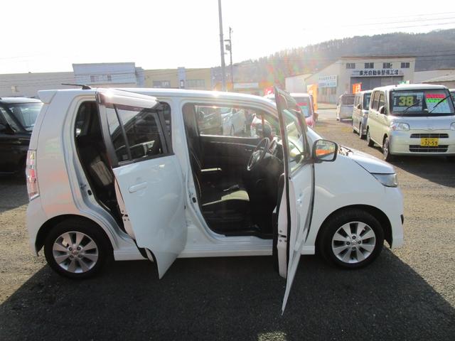 ワゴンＲスティングレー リミテッドＩＩ　４ＷＤ　ＳＤナビ＆フルセグＴＶ　バックカメラ　Ｂｌｕｅｔｏｏｔｈ　プッシュスタート　スマートキー　Ｅスターター　シートヒーター　ミラーヒーター　ＨＩＤライト　オートライト（5枚目）