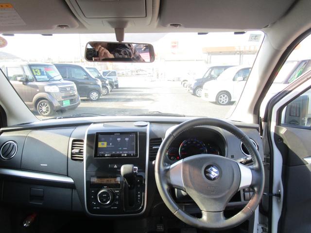 ワゴンＲスティングレー リミテッドＩＩ　４ＷＤ　ＳＤナビ＆フルセグＴＶ　バックカメラ　Ｂｌｕｅｔｏｏｔｈ　プッシュスタート　スマートキー　Ｅスターター　シートヒーター　ミラーヒーター　ＨＩＤライト　オートライト（12枚目）