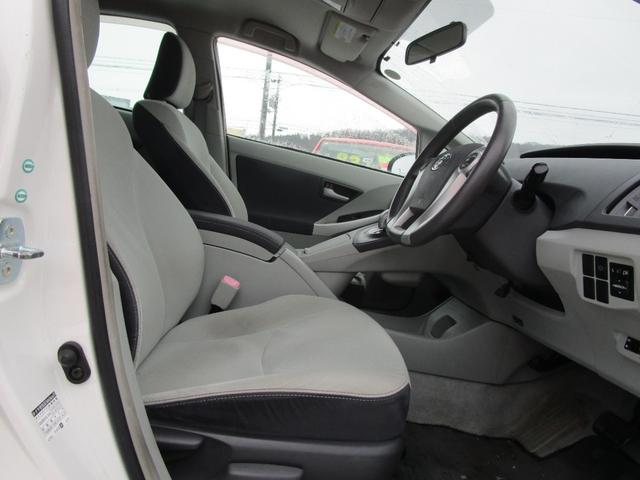 プリウス Ｓ　ＬＥＤエディション　ＳＤナビ＆フルセグＴＶ　ＤＶＤ＆ＣＤ　オートライト　バックカメラ　プッシュスタート　スマートキー　ＥＴＣ　サイドカーテンエアバック　サイドエアバック（10枚目）