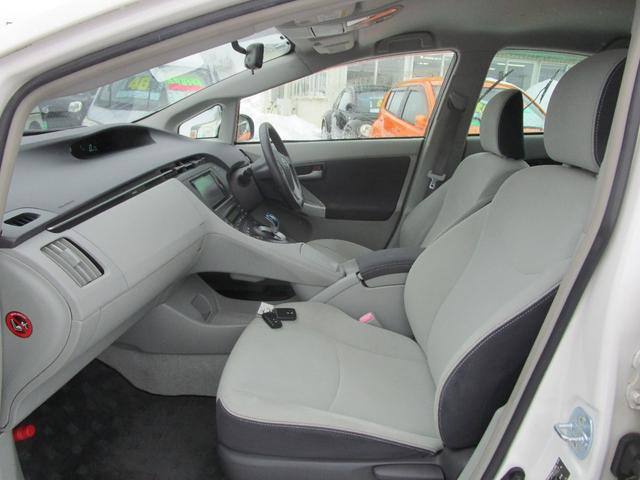 プリウス Ｓ　ＬＥＤエディション　ＳＤナビ＆フルセグＴＶ　ＤＶＤ＆ＣＤ　オートライト　バックカメラ　プッシュスタート　スマートキー　ＥＴＣ　サイドカーテンエアバック　サイドエアバック（12枚目）