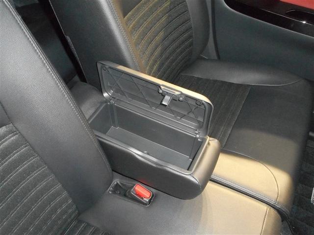 運転席と助手席の間のひじ掛けの中に小物を入れるスペースがあります！