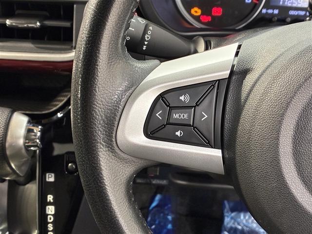 【ステアリングスイッチ】ナビを直接触らなくても、手元でオーディオの音量調整やソース切り替えができるスイッチです！運転中でも簡単に操作できるのでとても便利ですね♪