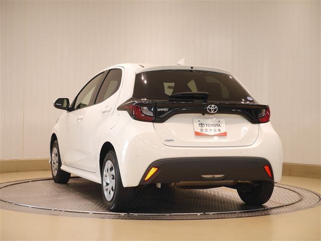 ヤリス Ｘ　追突防止装置　ＶＳＣ　スマートキー＆プッシュスタート　イモビライザー　寒冷地仕様　Ｂカメラ　マニュアルエアコン　ＥＴＣ付　ナビ　Ａクルコン　レンタアップ　４ＷＤ　パワーウインドウ　ＡＢＳ　キーレス（3枚目）