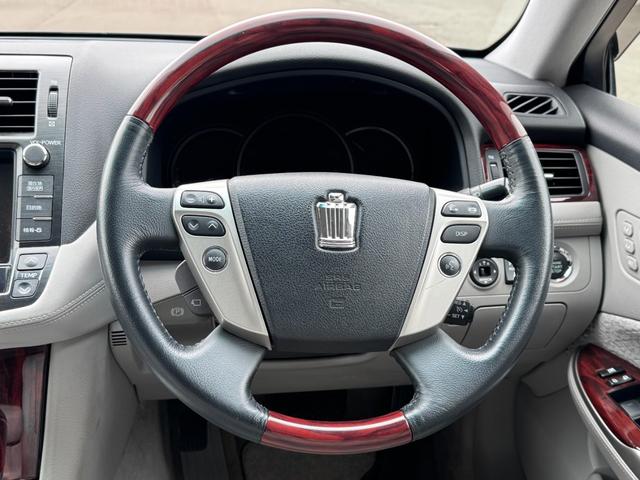 クラウン ロイヤルサルーンｉ－Ｆｏｕｒ　Ｕパッケージ　４ＷＤ　純正ＨＤＤナビ　社外エンジンスターター　全ドアイージークロージャー　クルーズコントロール　フルセグ・ＣＤ・ＤＶＤ　オートライト　バックカメラ　サイドカメラ（4枚目）