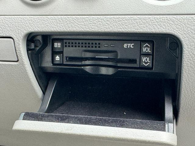 クラウン ロイヤルサルーンｉ－Ｆｏｕｒ　Ｕパッケージ　４ＷＤ　純正ＨＤＤナビ　社外エンジンスターター　全ドアイージークロージャー　クルーズコントロール　フルセグ・ＣＤ・ＤＶＤ　オートライト　バックカメラ　サイドカメラ（18枚目）