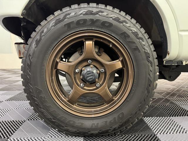ジムニー ワイルドウインド 4WD 社外前後バンパー 社外16インチアルミ オープンカントリー 社外マフラー ルーフレール シートヒーター リフトアップ 寒冷地仕様 バックカメラ(18枚目)