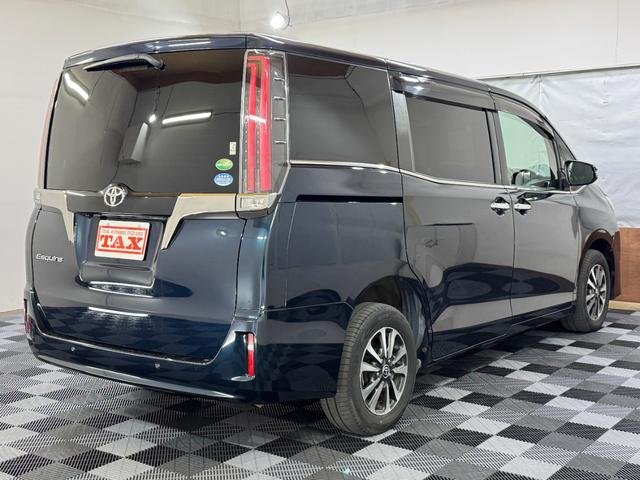 エスクァイア Gi プレミアムパッケージ ブラックテーラード 4WD オートハイビーム レーンキーピング ハンドルヒーター ハーフレザーシート オートライト ステリモ コーナーセンサー 3列シート 純正10インチSDナビ(2枚目)