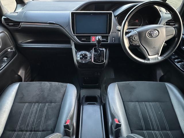 エスクァイア Gi プレミアムパッケージ ブラックテーラード 4WD オートハイビーム レーンキーピング ハンドルヒーター ハーフレザーシート オートライト ステリモ コーナーセンサー 3列シート 純正10インチSDナビ(3枚目)