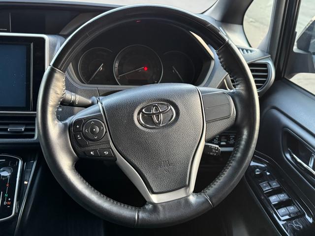 エスクァイア Gi プレミアムパッケージ ブラックテーラード 4WD オートハイビーム レーンキーピング ハンドルヒーター ハーフレザーシート オートライト ステリモ コーナーセンサー 3列シート 純正10インチSDナビ(4枚目)