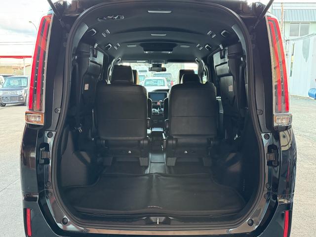 エスクァイア Gi プレミアムパッケージ ブラックテーラード 4WD オートハイビーム レーンキーピング ハンドルヒーター ハーフレザーシート オートライト ステリモ コーナーセンサー 3列シート 純正10インチSDナビ(8枚目)