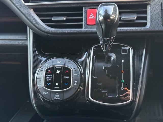 エスクァイア Gi プレミアムパッケージ ブラックテーラード 4WD オートハイビーム レーンキーピング ハンドルヒーター ハーフレザーシート オートライト ステリモ コーナーセンサー 3列シート 純正10インチSDナビ(9枚目)