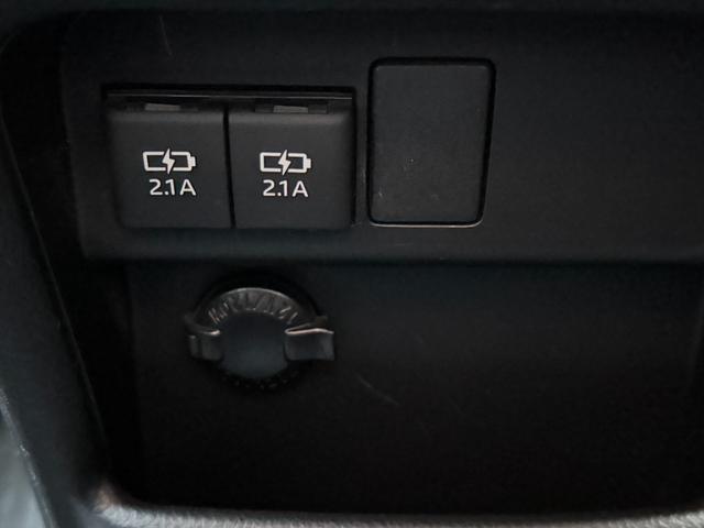 エスクァイア Gi プレミアムパッケージ ブラックテーラード 4WD オートハイビーム レーンキーピング ハンドルヒーター ハーフレザーシート オートライト ステリモ コーナーセンサー 3列シート 純正10インチSDナビ(11枚目)