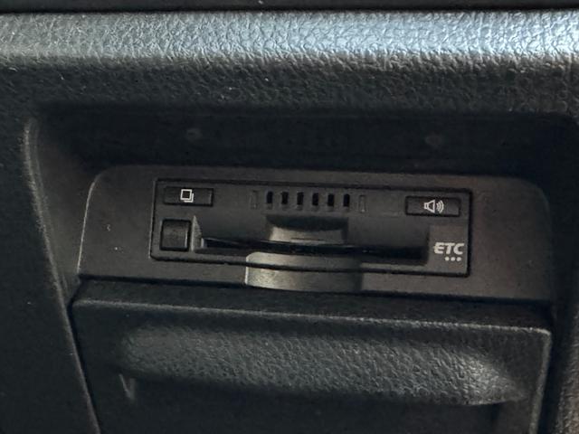 エスクァイア Gi プレミアムパッケージ ブラックテーラード 4WD オートハイビーム レーンキーピング ハンドルヒーター ハーフレザーシート オートライト ステリモ コーナーセンサー 3列シート 純正10インチSDナビ(16枚目)