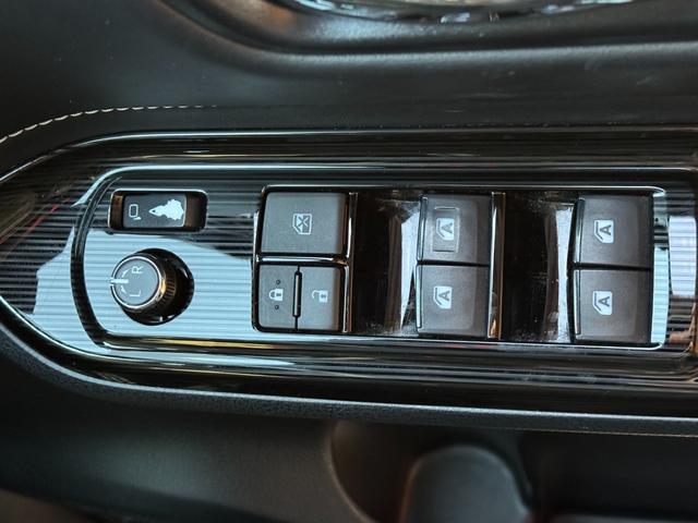 エスクァイア Gi プレミアムパッケージ ブラックテーラード 4WD オートハイビーム レーンキーピング ハンドルヒーター ハーフレザーシート オートライト ステリモ コーナーセンサー 3列シート 純正10インチSDナビ(22枚目)