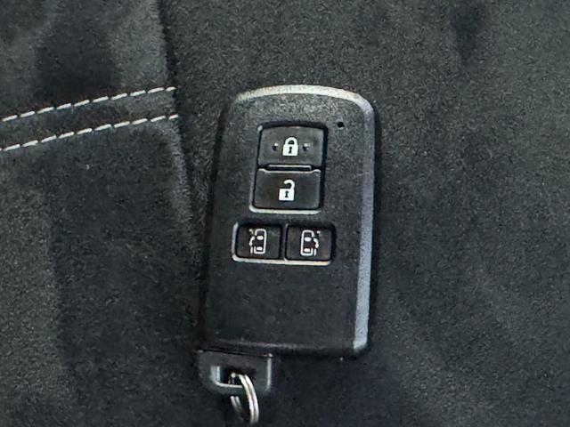 エスクァイア Gi プレミアムパッケージ ブラックテーラード 4WD オートハイビーム レーンキーピング ハンドルヒーター ハーフレザーシート オートライト ステリモ コーナーセンサー 3列シート 純正10インチSDナビ(28枚目)