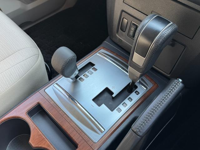パジェロ ロング　エクシード　４ＷＤ　社外ナビ　クルーズコントロール　フロント・リアフォグ　アクティブスタビリティコントロール　リアヒーター　シートヒーター（9枚目）