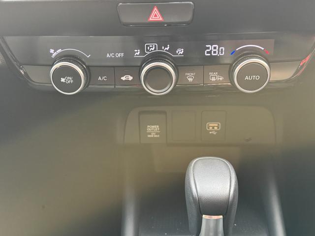 フィット ｅ：ＨＥＶホーム　ブラックスタイル　４ＷＤ　クルーズコントロール　ワイパーデアイサー　オートＰ　ブレーキホールド　追従クルコン　レーンキーピング（9枚目）