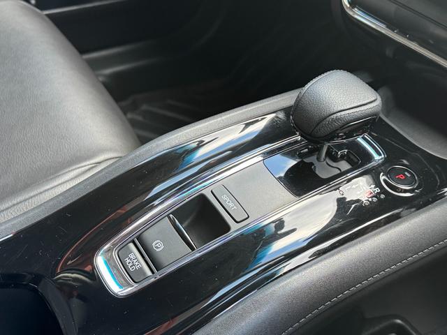 ヴェゼル ハイブリッド・ホンダセンシング　４ＷＤ　社外フローティングナビ　ミラーヒーター　ワイパーデアイサー　追従クルコン　寒冷地仕様　バックカメラ　前後ドラレコ（9枚目）