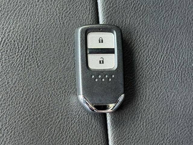 ヴェゼル ハイブリッド・ホンダセンシング　４ＷＤ　社外フローティングナビ　ミラーヒーター　ワイパーデアイサー　追従クルコン　寒冷地仕様　バックカメラ　前後ドラレコ（28枚目）