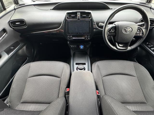 プリウス S 4WD レーンキーピング EVモード コーナーセンサー ワイパーデアイサー オートライト 寒冷地仕様 社外ナビ バックカメラ(3枚目)