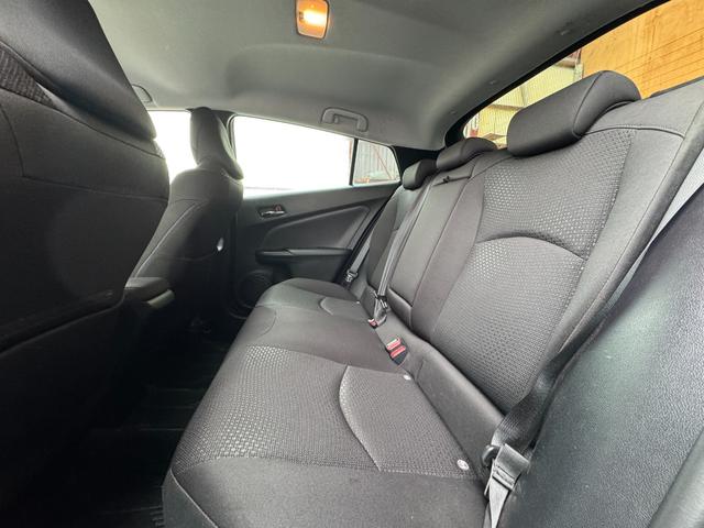 プリウス S 4WD レーンキーピング EVモード コーナーセンサー ワイパーデアイサー オートライト 寒冷地仕様 社外ナビ バックカメラ(7枚目)