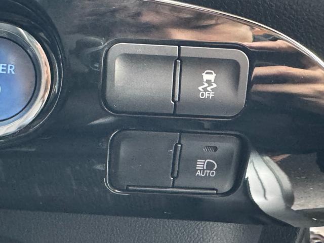 プリウス S 4WD レーンキーピング EVモード コーナーセンサー ワイパーデアイサー オートライト 寒冷地仕様 社外ナビ バックカメラ(15枚目)