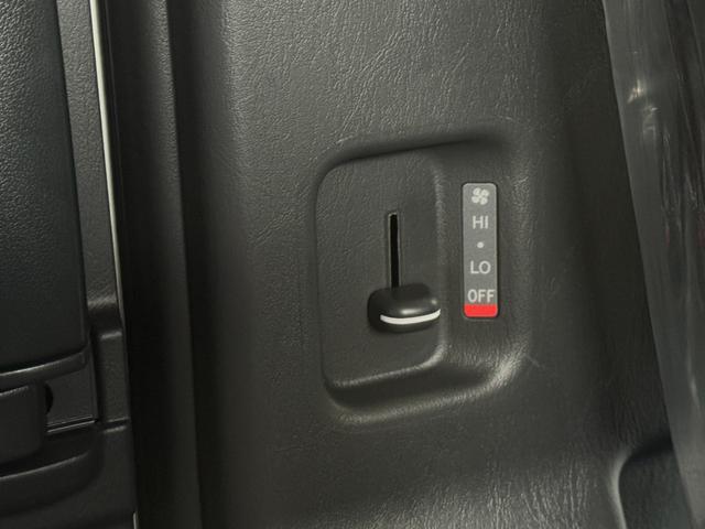 ハイエースバン ロングスーパーGL ダークプライムS 4WD 純正マット・バイザー付き 両側パワスラ 寒冷地仕様 リアヒータークーラー プリクラッシュセーフティ フロント・サイド・リアカメラ付き オートライト オートハイビーム ハーフレザーシート(19枚目)