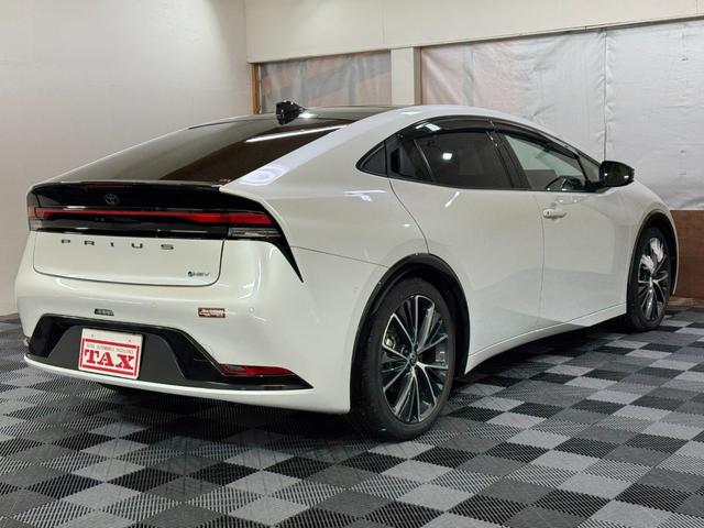 プリウス Ｚ　４ＷＤ　純正マルチナビ　トヨタセーフティセンス　パノラミックモニター　パノラマルーフ　シートヒーター・クーラー　パーキングアシスト　レザーシート（2枚目）