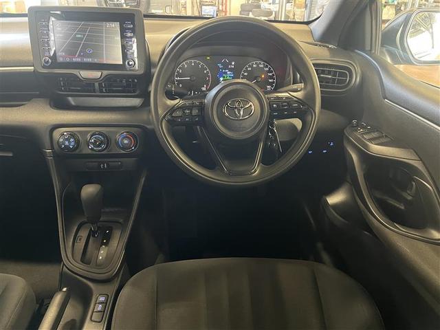 ヤリス Ｘ　４ＷＤ　メモリーナビ　ミュージックプレイヤー接続可　バックカメラ　衝突被害軽減システム　ＥＴＣ（5枚目）