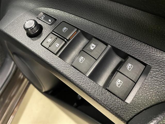 シエンタ Ｘ　４ＷＤ　衝突被害軽減システム　ＥＴＣ　電動スライドドア　ウオークスルー　乗車定員６人　３列シート　ワンオーナー（10枚目）